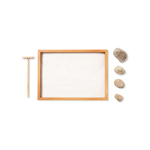 Mini jardín Zen para la relajación y paz interior. Base contenedora y rastrillo fabricados en madera natural, con 4 piedras naturales y saquito de arena blanca. Presentación en caja individual de diseño kraft.