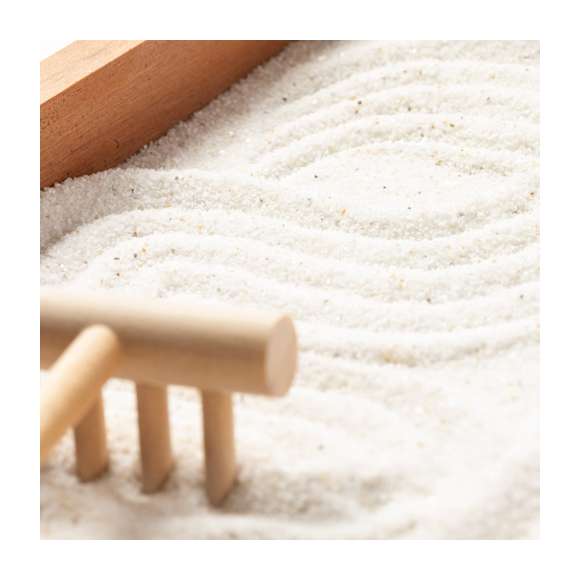 Mini jardín Zen para la relajación y paz interior. Base contenedora y rastrillo fabricados en madera natural, con 4 piedras naturales y saquito de arena blanca. Presentación en caja individual de diseño kraft.