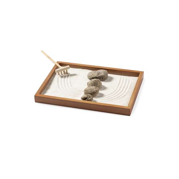 Mini jardín Zen para la relajación y paz interior. Base contenedora y rastrillo fabricados en madera natural, con 4 piedras naturales y saquito de arena blanca. Presentación en caja individual de diseño kraft.