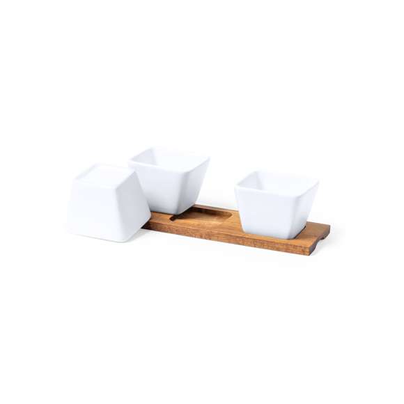 Bandeja de entremeses con 3 cuencos en blanco y fabricados en cerámica. Incluye base en madera natural, troquelada para encajar los cuencos. Presentación en caja individual de diseño kraft.