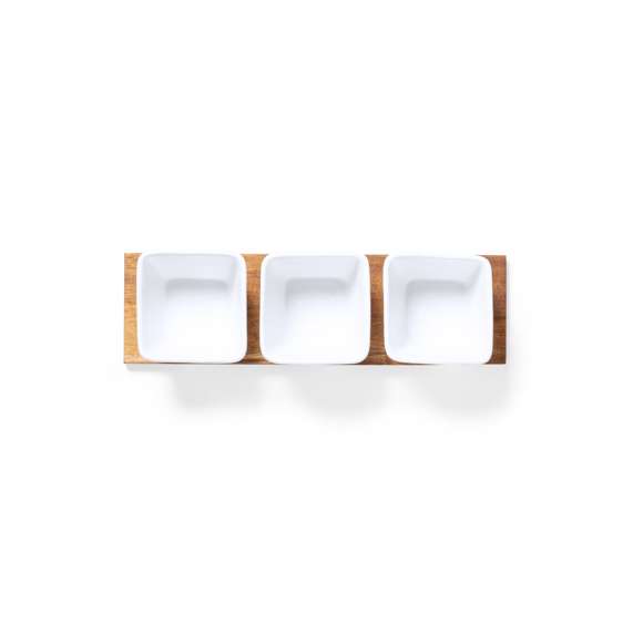 Bandeja de entremeses con 3 cuencos en blanco y fabricados en cerámica. Incluye base en madera natural, troquelada para encajar los cuencos. Presentación en caja individual de diseño kraft.
