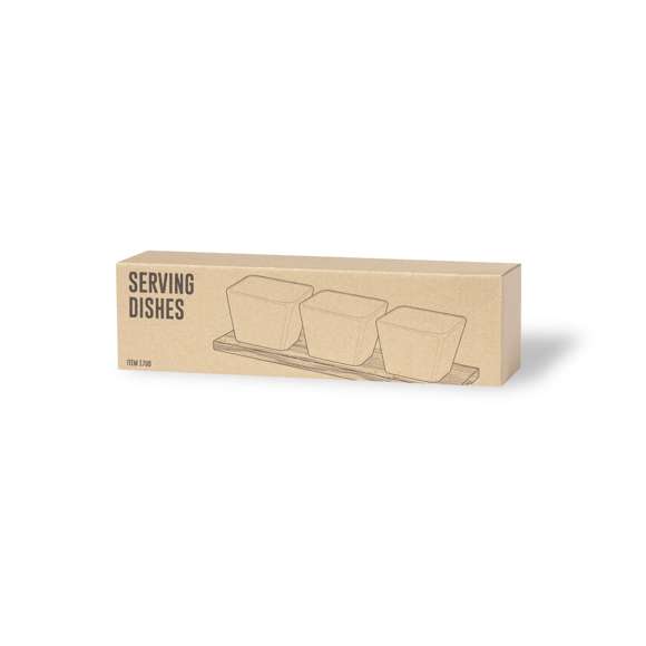 Bandeja de entremeses con 3 cuencos en blanco y fabricados en cerámica. Incluye base en madera natural, troquelada para encajar los cuencos. Presentación en caja individual de diseño kraft.