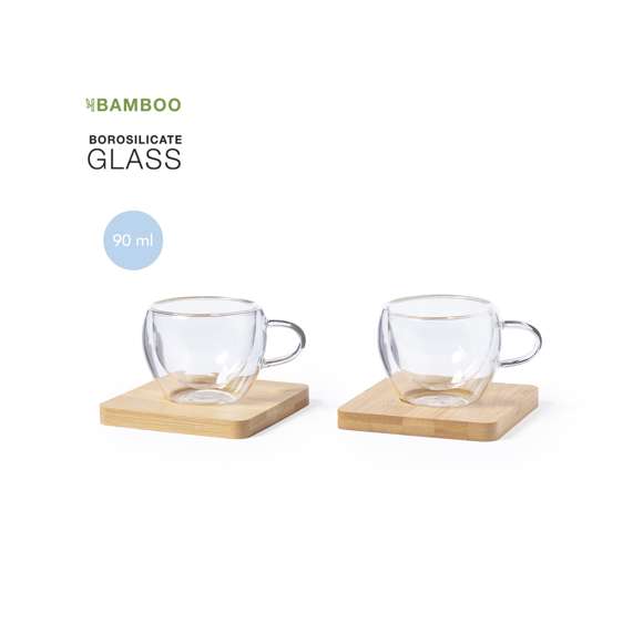 Set de 2 tazas de doble pared y 90 ml de capacidad. Fabricadas en cristal de borosilicato, que ofrece una resistencia y durabilidad excepcionales, alargando su vida útil y pudiendo ser reutilizado infinidad de veces. Incluidos 2 posavasos en bambú, con troquelado en la base para ajuste perfecto de cada taza. Set presentado en estuche de diseño en cartón kraft, con compartimento individual para cada taza.Disponible manual de instrucciones en español e inglés.