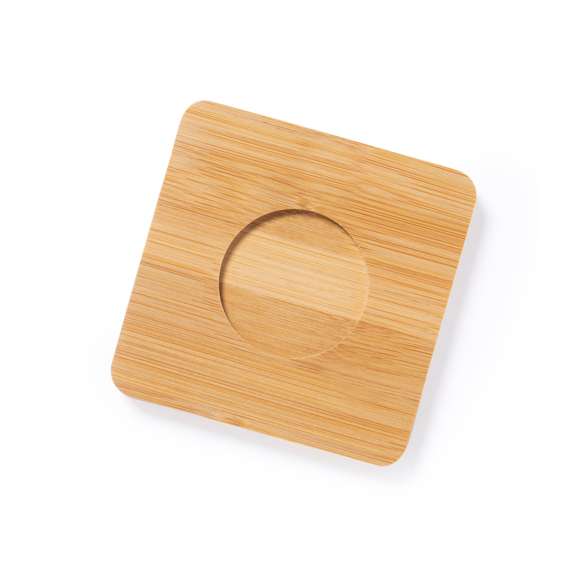 Set de 2 tazas de doble pared y 90 ml de capacidad. Fabricadas en cristal de borosilicato, que ofrece una resistencia y durabilidad excepcionales, alargando su vida útil y pudiendo ser reutilizado infinidad de veces. Incluidos 2 posavasos en bambú, con troquelado en la base para ajuste perfecto de cada taza. Set presentado en estuche de diseño en cartón kraft, con compartimento individual para cada taza.Disponible manual de instrucciones en español e inglés.