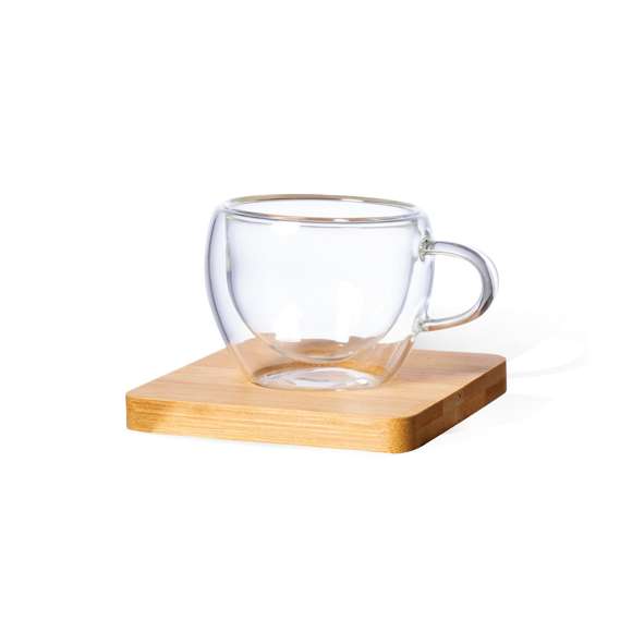 Set de 2 tazas de doble pared y 90 ml de capacidad. Fabricadas en cristal de borosilicato, que ofrece una resistencia y durabilidad excepcionales, alargando su vida útil y pudiendo ser reutilizado infinidad de veces. Incluidos 2 posavasos en bambú, con troquelado en la base para ajuste perfecto de cada taza. Set presentado en estuche de diseño en cartón kraft, con compartimento individual para cada taza.Disponible manual de instrucciones en español e inglés.
