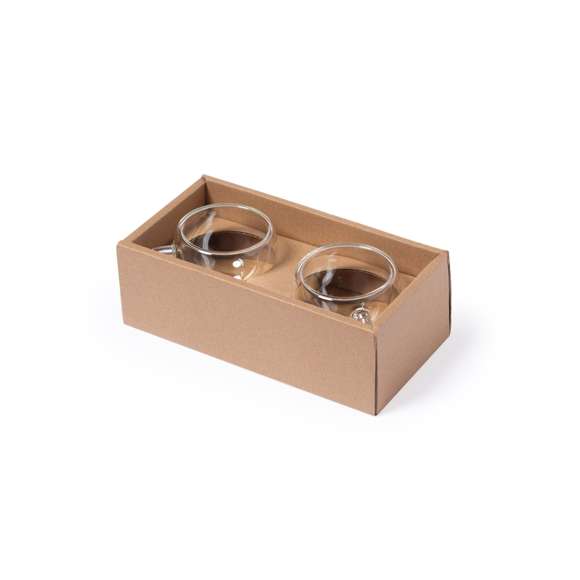 Set de 2 tazas de doble pared y 90 ml de capacidad. Fabricadas en cristal de borosilicato, que ofrece una resistencia y durabilidad excepcionales, alargando su vida útil y pudiendo ser reutilizado infinidad de veces. Incluidos 2 posavasos en bambú, con troquelado en la base para ajuste perfecto de cada taza. Set presentado en estuche de diseño en cartón kraft, con compartimento individual para cada taza.Disponible manual de instrucciones en español e inglés.