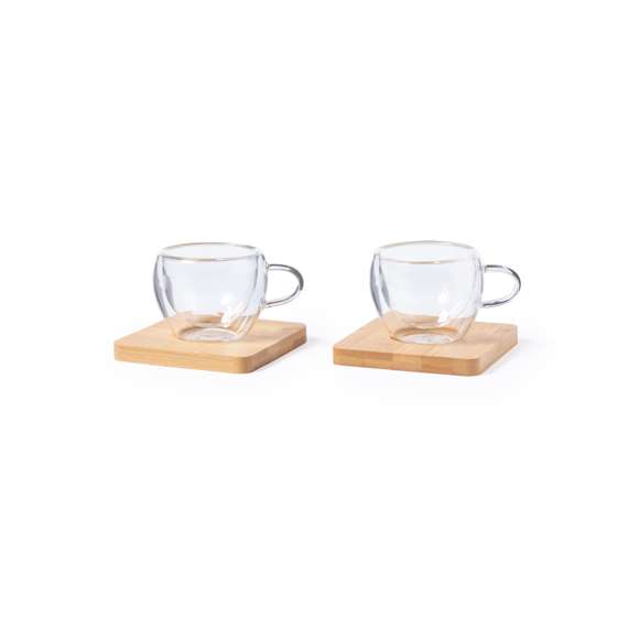 Set de 2 tazas de doble pared y 90 ml de capacidad. Fabricadas en cristal de borosilicato, que ofrece una resistencia y durabilidad excepcionales, alargando su vida útil y pudiendo ser reutilizado infinidad de veces. Incluidos 2 posavasos en bambú, con troquelado en la base para ajuste perfecto de cada taza. Set presentado en estuche de diseño en cartón kraft, con compartimento individual para cada taza.Disponible manual de instrucciones en español e inglés.