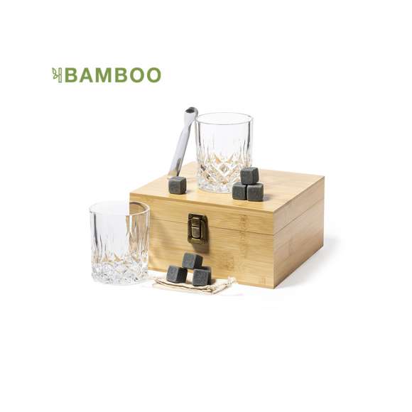 Set de whisky en elegante estuche de bambú con interior troquelado. Incluye 2 vasos de cristal de 320 ml, pinzas y 8 cubitos en piedra natural reutilizables, con funda de algodón. Presentación en caja individual de diseño kraft. Los cubitos reutilizables están fabricados en piedra natural esteatita, también conocida como piedra o roca de jabón, que mantiene la bebida fría sin alterar sus propiedades al no diluir su contenido en agua, además de mantener el sabor original de la misma.