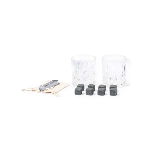 Set de whisky en elegante estuche de bambú con interior troquelado. Incluye 2 vasos de cristal de 320 ml, pinzas y 8 cubitos en piedra natural reutilizables, con funda de algodón. Presentación en caja individual de diseño kraft. Los cubitos reutilizables están fabricados en piedra natural esteatita, también conocida como piedra o roca de jabón, que mantiene la bebida fría sin alterar sus propiedades al no diluir su contenido en agua, además de mantener el sabor original de la misma.