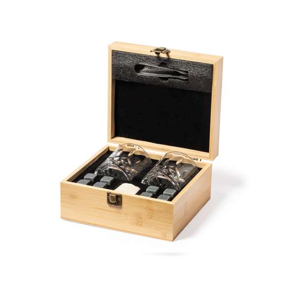 Set de whisky en elegante estuche de bambú con interior troquelado. Incluye 2 vasos de cristal de 320 ml, pinzas y 8 cubitos en piedra natural reutilizables, con funda de algodón. Presentación en caja individual de diseño kraft. Los cubitos reutilizables están fabricados en piedra natural esteatita, también conocida como piedra o roca de jabón, que mantiene la bebida fría sin alterar sus propiedades al no diluir su contenido en agua, además de mantener el sabor original de la misma.