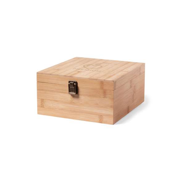 Set de vinos en elegante estuche de bambú con interior troquelado en espuma. Incluye 2 copas de cristal de 350 ml y sacacorchos de 2 tiempos en acero inox, con cortacápsulas. Presentación en caja individual de diseño kraft.