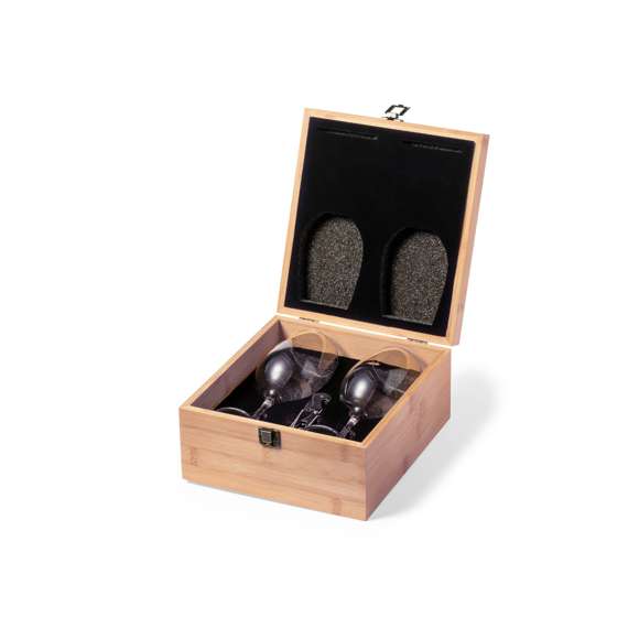 Set de vinos en elegante estuche de bambú con interior troquelado en espuma. Incluye 2 copas de cristal de 350 ml y sacacorchos de 2 tiempos en acero inox, con cortacápsulas. Presentación en caja individual de diseño kraft.