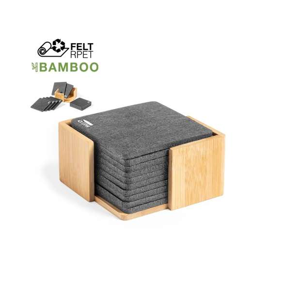 Set de 10 posavasos de línea nature. Fabricados en fieltro RPET reciclado, fruto de la combinación del proceso de reciclaje de materiales plásticos junto con la técnica milenaria de fabricación del fieltro, dando como resultado un material de eco-tendencia que, además de ser de origen reciclado, también se convierte en reciclable. Soporte fabricado en bambú y posavasos con distintivo RPET. Set presentado en caja individual de diseño kraft.