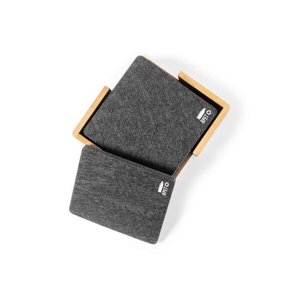 Set de 10 posavasos de línea nature. Fabricados en fieltro RPET reciclado, fruto de la combinación del proceso de reciclaje de materiales plásticos junto con la técnica milenaria de fabricación del fieltro, dando como resultado un material de eco-tendencia que, además de ser de origen reciclado, también se convierte en reciclable. Soporte fabricado en bambú y posavasos con distintivo RPET. Set presentado en caja individual de diseño kraft.