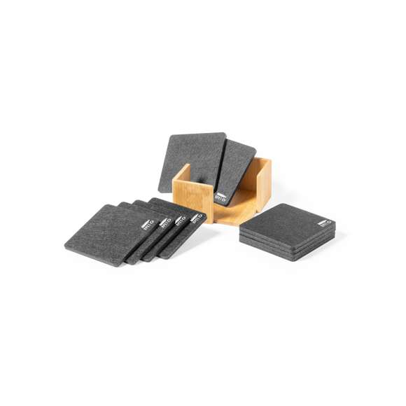 Set de 10 posavasos de línea nature. Fabricados en fieltro RPET reciclado, fruto de la combinación del proceso de reciclaje de materiales plásticos junto con la técnica milenaria de fabricación del fieltro, dando como resultado un material de eco-tendencia que, además de ser de origen reciclado, también se convierte en reciclable. Soporte fabricado en bambú y posavasos con distintivo RPET. Set presentado en caja individual de diseño kraft.