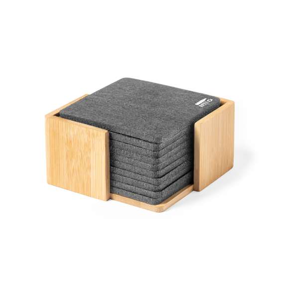 Set de 10 posavasos de línea nature. Fabricados en fieltro RPET reciclado, fruto de la combinación del proceso de reciclaje de materiales plásticos junto con la técnica milenaria de fabricación del fieltro, dando como resultado un material de eco-tendencia que, además de ser de origen reciclado, también se convierte en reciclable. Soporte fabricado en bambú y posavasos con distintivo RPET. Set presentado en caja individual de diseño kraft.