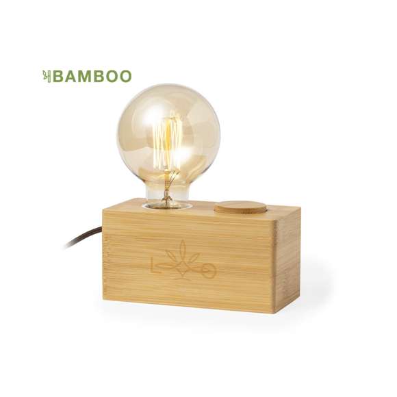 Lámpara de original diseño vintage fabricada en bambú. Bombilla incandescente G80 de 40W, con intensidad de luz regulable y funcionamiento a 220-240V (tipo de enchufe UE). Con base de bambú antideslizante y presentada en caja individual de diseño kraft.