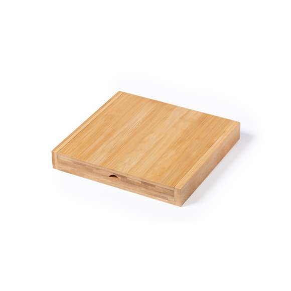 Original set de quesos en caja plegable con troquelado interior para cada accesorio y en formato rectangular. Accesorios en acero inox con mango en bambú. Presentado en caja individual de diseño kraft.