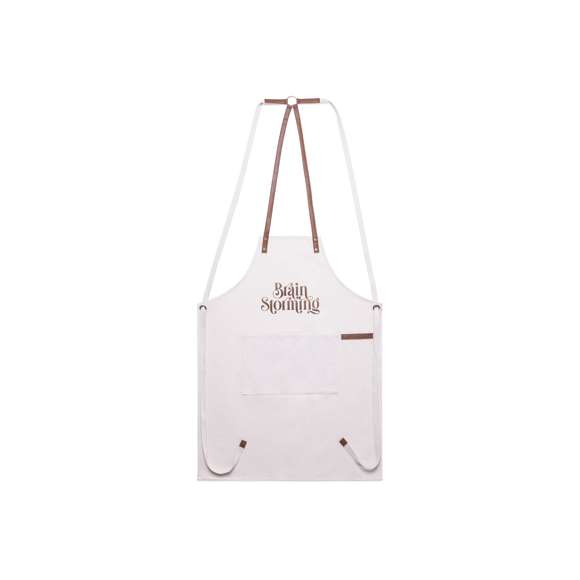 Delantal de alta calidad en resistente material 100% algodón canvas de 340g/m2, con costuras reforzadas. De corte por debajo de la rodilla, con cintas en resistente polipiel y triple ajuste: cuello, espalda y cintura. Con bolsillo frontal, accesorio en polipiel y remaches metálicos de refuerzo.