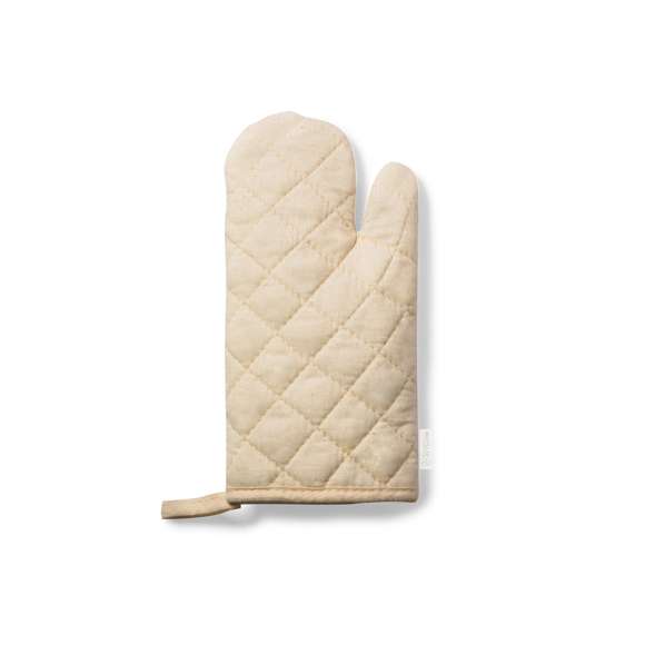  	Manopla de cocina de línea nature. Fabricada en material 100% algodón reciclado de alta calidad. Con una cara lisa para impresión y cinta para colgar. Distintivo algodón reciclado en etiqueta.