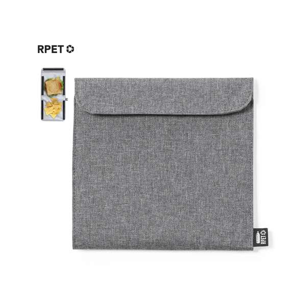 Portasnacks térmico de línea nature. Exterior fabricado en poliéster 600D RPET, elaborado a partir de plástico reciclado, para así fomentar la reutilización de residuos plásticos y ayudar a la sostenibilidad del planeta. Interior isotermo en PEVA, con cierre de velcro y etiqueta exterior con distintivo RPET.