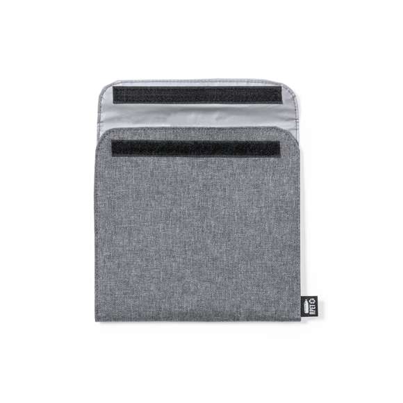 Portasnacks térmico de línea nature. Exterior fabricado en poliéster 600D RPET, elaborado a partir de plástico reciclado, para así fomentar la reutilización de residuos plásticos y ayudar a la sostenibilidad del planeta. Interior isotermo en PEVA, con cierre de velcro y etiqueta exterior con distintivo RPET.