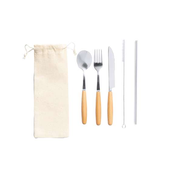 Set de cubiertos de 5 piezas fabricados en acero inox, con mango en madera natural. Incluye cuchara, tenedor, cuchillo, pajita reutilizable y cepillo limpiador para la pajita. Presentación en funda de algodón natural con cordón de cierre.
