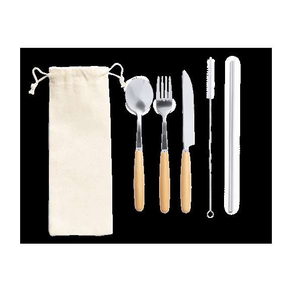 Set de cubiertos de 5 piezas fabricados en acero inox, con mango en madera natural. Incluye cuchara, tenedor, cuchillo, pajita reutilizable y cepillo limpiador para la pajita. Presentación en funda de algodón natural con cordón de cierre.