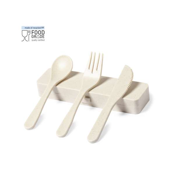 Set de cubiertos fabricados en PP de acabado veteado, libre de BPA, con estuche de presentación a juego. Incluye cuchara, tenedor y cuchillo. Certificación Food Grade, garantizando la seguridad cuando los alimentos entran en contacto con el material usado para fabricar el producto.