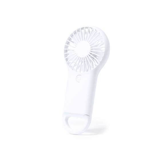 Ventilador fabricado en resistente ABS de color blanco, con mosquetón de enganche integrado. Con 2 velocidades de funcionamiento y presentado en caja individual de diseño kraft. Alimentación a pilas (3xAAA no incluidas).