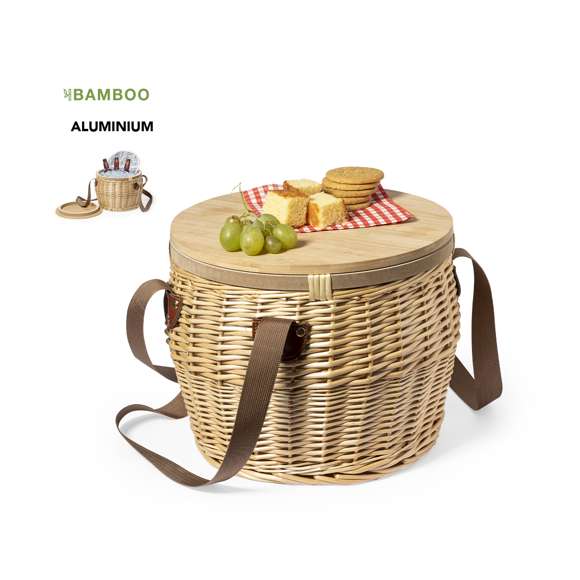 Lleva el estilo a tus picnics con esta cesta nevera tan cool y retro. Fabricada en mimbre de acabado natural, con cinta bandolera en color marrón. Resistente tapa/mesa en bambú e interior isotermo en aluminio.