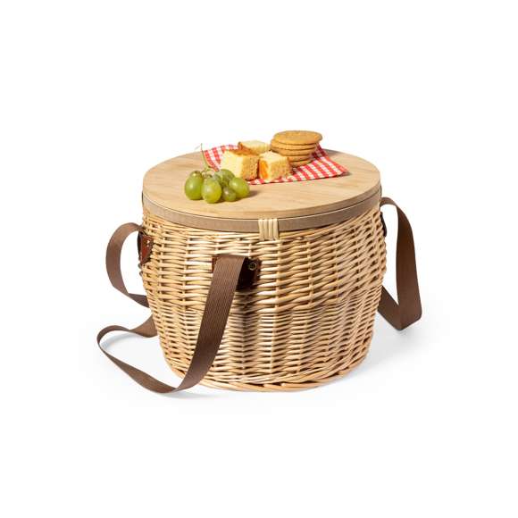 Lleva el estilo a tus picnics con esta cesta nevera tan cool y retro. Fabricada en mimbre de acabado natural, con cinta bandolera en color marrón. Resistente tapa/mesa en bambú e interior isotermo en aluminio.