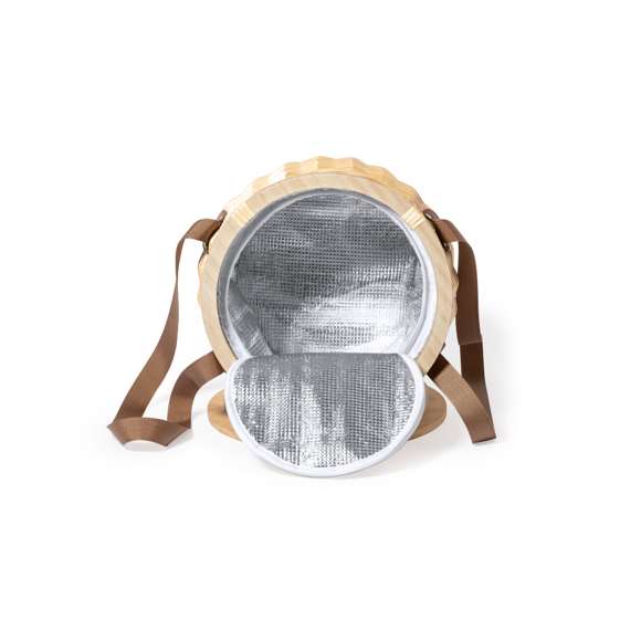 Lleva el estilo a tus picnics con esta cesta nevera tan cool y retro. Fabricada en mimbre de acabado natural, con cinta bandolera en color marrón. Resistente tapa/mesa en bambú e interior isotermo en aluminio.