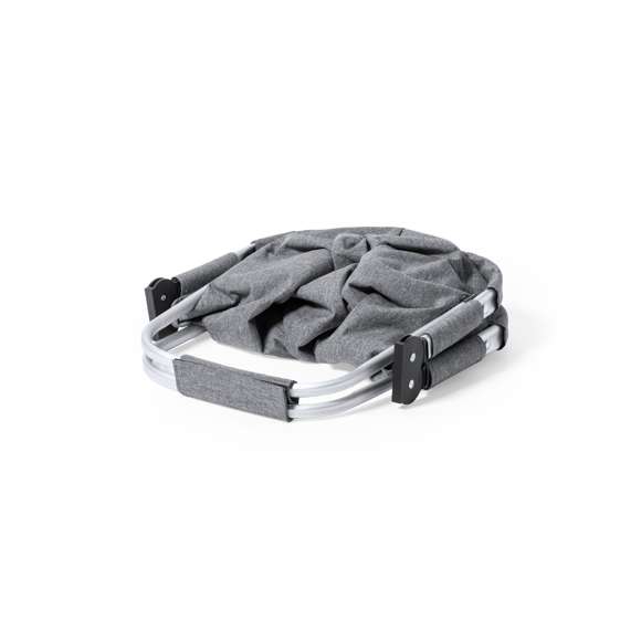 Cesta plegable fabricada en resistente 600D RPET. Con resistente estructura de aluminio y 2 asas de transporte plegables en aluminio, con cinta de velcro a juego. Bolsillo exterior con cierre de cremallera y etiqueta exterior con distintivo RPET. El material RPET se elabora a partir de plástico reciclado, para así fomentar la reutilización de residuos plásticos y ayudar a la sostenibilidad del planeta.