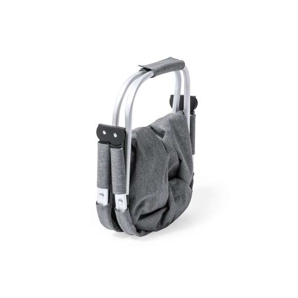 Cesta plegable fabricada en resistente 600D RPET. Con resistente estructura de aluminio y 2 asas de transporte plegables en aluminio, con cinta de velcro a juego. Bolsillo exterior con cierre de cremallera y etiqueta exterior con distintivo RPET. El material RPET se elabora a partir de plástico reciclado, para así fomentar la reutilización de residuos plásticos y ayudar a la sostenibilidad del planeta.