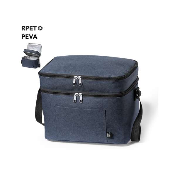 Nevera fabricada en resistente 600D RPET. Incluye 2 compartimentos independientes, con cierre de cremallera y doble tirador metálico. Interior isotermo en PEVA, con cinta bandolera ajustable y bolsillo exterior. Disponible en variada gama de colores, con etiqueta exterior con distintivo RPET. El material RPET se elabora a partir de plástico reciclado, para así fomentar la reutilización de residuos plásticos y ayudar a la sostenibilidad del planeta.