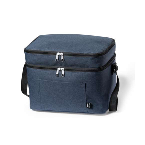 Nevera fabricada en resistente 600D RPET. Incluye 2 compartimentos independientes, con cierre de cremallera y doble tirador metálico. Interior isotermo en PEVA, con cinta bandolera ajustable y bolsillo exterior. Disponible en variada gama de colores, con etiqueta exterior con distintivo RPET. El material RPET se elabora a partir de plástico reciclado, para así fomentar la reutilización de residuos plásticos y ayudar a la sostenibilidad del planeta.