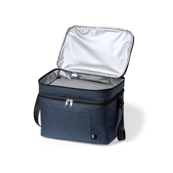 Nevera fabricada en resistente 600D RPET. Incluye 2 compartimentos independientes, con cierre de cremallera y doble tirador metálico. Interior isotermo en PEVA, con cinta bandolera ajustable y bolsillo exterior. Disponible en variada gama de colores, con etiqueta exterior con distintivo RPET. El material RPET se elabora a partir de plástico reciclado, para así fomentar la reutilización de residuos plásticos y ayudar a la sostenibilidad del planeta.