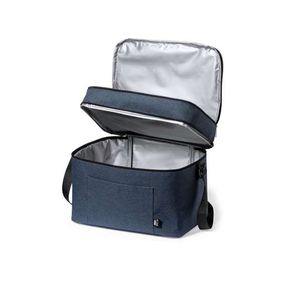 Nevera fabricada en resistente 600D RPET. Incluye 2 compartimentos independientes, con cierre de cremallera y doble tirador metálico. Interior isotermo en PEVA, con cinta bandolera ajustable y bolsillo exterior. Disponible en variada gama de colores, con etiqueta exterior con distintivo RPET. El material RPET se elabora a partir de plástico reciclado, para así fomentar la reutilización de residuos plásticos y ayudar a la sostenibilidad del planeta.