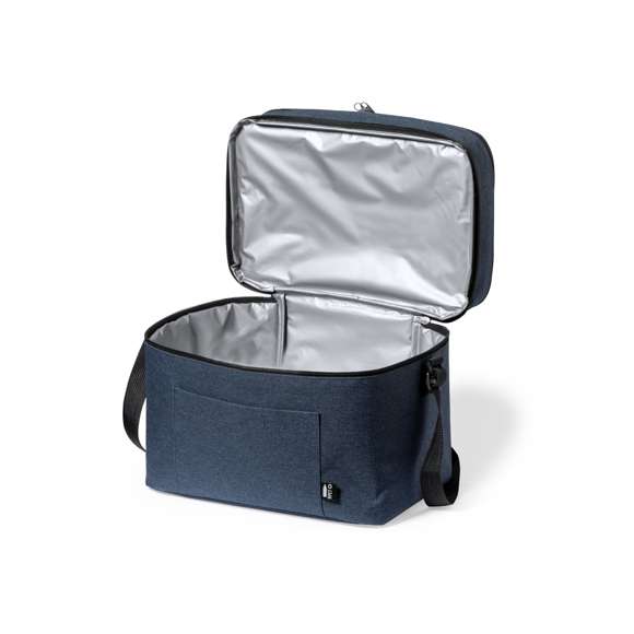 Nevera fabricada en resistente 600D RPET. Incluye 2 compartimentos independientes, con cierre de cremallera y doble tirador metálico. Interior isotermo en PEVA, con cinta bandolera ajustable y bolsillo exterior. Disponible en variada gama de colores, con etiqueta exterior con distintivo RPET. El material RPET se elabora a partir de plástico reciclado, para así fomentar la reutilización de residuos plásticos y ayudar a la sostenibilidad del planeta.