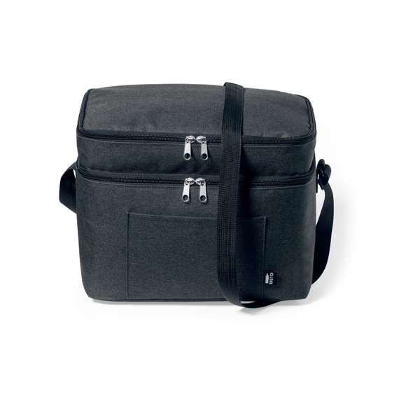 Nevera fabricada en resistente 600D RPET. Incluye 2 compartimentos independientes, con cierre de cremallera y doble tirador metálico. Interior isotermo en PEVA, con cinta bandolera ajustable y bolsillo exterior. Disponible en variada gama de colores, con etiqueta exterior con distintivo RPET. El material RPET se elabora a partir de plástico reciclado, para así fomentar la reutilización de residuos plásticos y ayudar a la sostenibilidad del planeta.