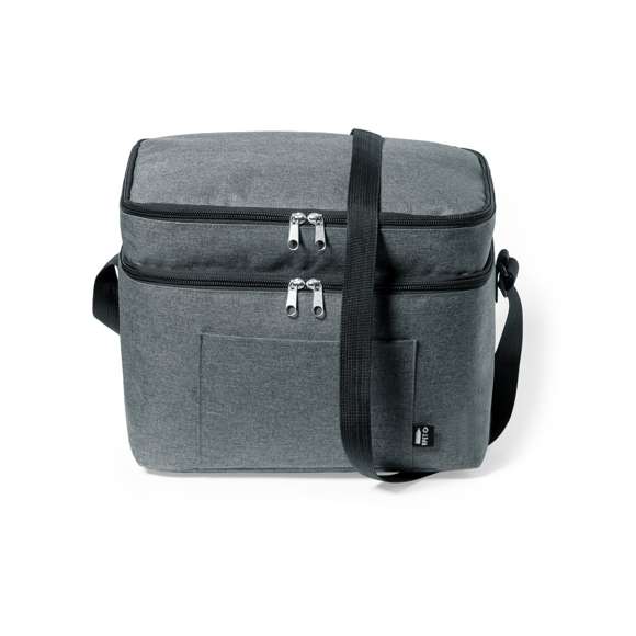 Nevera fabricada en resistente 600D RPET. Incluye 2 compartimentos independientes, con cierre de cremallera y doble tirador metálico. Interior isotermo en PEVA, con cinta bandolera ajustable y bolsillo exterior. Disponible en variada gama de colores, con etiqueta exterior con distintivo RPET. El material RPET se elabora a partir de plástico reciclado, para así fomentar la reutilización de residuos plásticos y ayudar a la sostenibilidad del planeta.