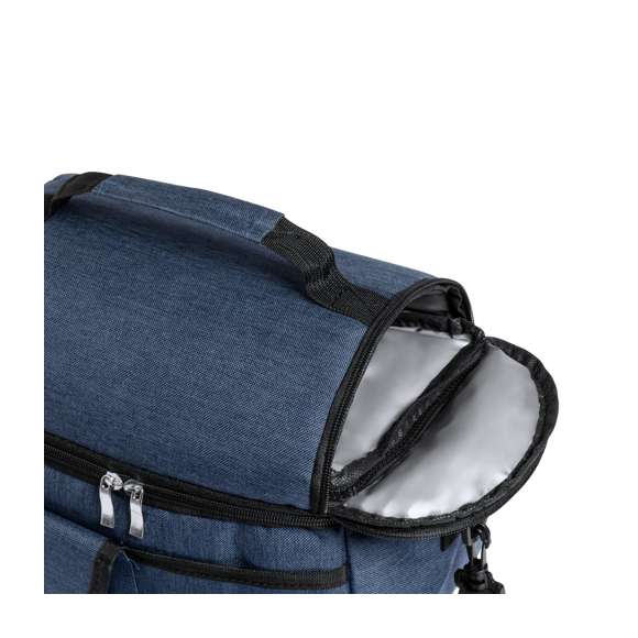 Nevera fabricada en resistente 600D RPET. Incluye 2 compartimentos independientes, con cierre de cremallera y tiradores metálicos. Interior isotermo en PEVA, con cinta bandolera ajustable y acolchado para hombro a juego. Bolsillo trasero de redecilla elástica y dos bolsillos frontales, uno de ellos con cierre de velcro. Etiqueta exterior con distintivo RPET, disponible en variada gama de colores. El material RPET se elabora a partir de plástico reciclado, para así fomentar la reutilización de residuos plásticos y ayudar a la sostenibilidad del planeta.