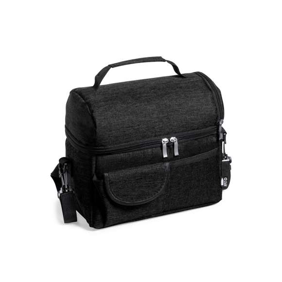 Nevera fabricada en resistente 600D RPET. Incluye 2 compartimentos independientes, con cierre de cremallera y tiradores metálicos. Interior isotermo en PEVA, con cinta bandolera ajustable y acolchado para hombro a juego. Bolsillo trasero de redecilla elástica y dos bolsillos frontales, uno de ellos con cierre de velcro. Etiqueta exterior con distintivo RPET, disponible en variada gama de colores. El material RPET se elabora a partir de plástico reciclado, para así fomentar la reutilización de residuos plásticos y ayudar a la sostenibilidad del planeta.