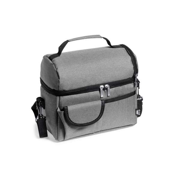 Nevera fabricada en resistente 600D RPET. Incluye 2 compartimentos independientes, con cierre de cremallera y tiradores metálicos. Interior isotermo en PEVA, con cinta bandolera ajustable y acolchado para hombro a juego. Bolsillo trasero de redecilla elástica y dos bolsillos frontales, uno de ellos con cierre de velcro. Etiqueta exterior con distintivo RPET, disponible en variada gama de colores. El material RPET se elabora a partir de plástico reciclado, para así fomentar la reutilización de residuos plásticos y ayudar a la sostenibilidad del planeta.