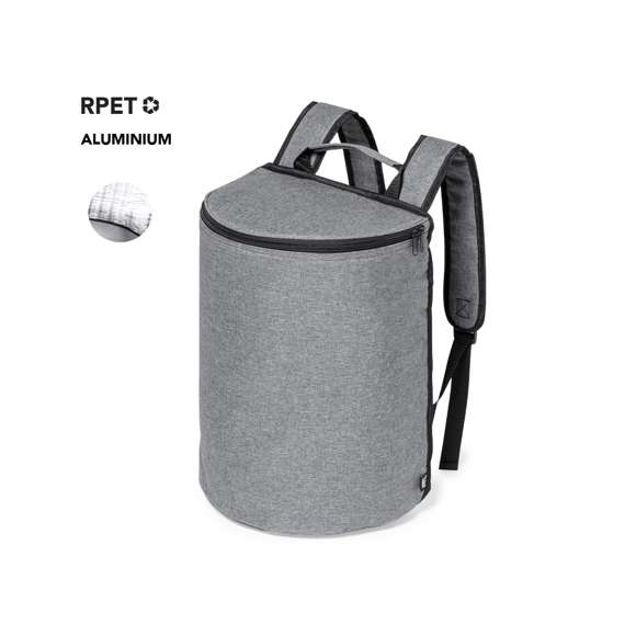 Mochila nevera fabricada en resistente 600D RPET. Acabado en color gris, con asa de transporte. Cintas para hombros acolchadas y ajustables. Compartimento principal con cierre de cremallera y tiradores metálicos. Interior isotermo en aluminio y etiqueta exterior con distintivo RPET.El material RPET se elabora a partir de plástico reciclado, para así fomentar la reutilización de residuos plásticos y ayudar a la sostenibilidad del planeta.