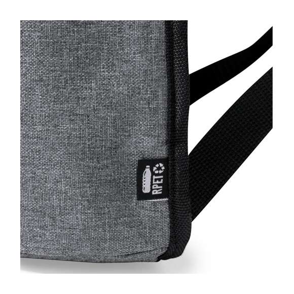Mochila nevera fabricada en resistente 600D RPET. Acabado en color gris, con asa de transporte. Cintas para hombros acolchadas y ajustables. Compartimento principal con cierre de cremallera y tiradores metálicos. Interior isotermo en aluminio y etiqueta exterior con distintivo RPET.El material RPET se elabora a partir de plástico reciclado, para así fomentar la reutilización de residuos plásticos y ayudar a la sostenibilidad del planeta.