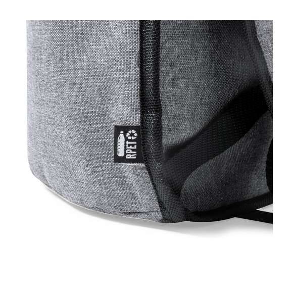 Mochila nevera fabricada en resistente 600D RPET. Acabado en color gris, con asa de transporte. Cintas para hombros acolchadas y ajustables. Compartimento principal con cierre de cremallera y tiradores metálicos. Interior isotermo en aluminio y etiqueta exterior con distintivo RPET.El material RPET se elabora a partir de plástico reciclado, para así fomentar la reutilización de residuos plásticos y ayudar a la sostenibilidad del planeta.