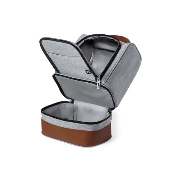 Nevera fabricada en resistente 600D RPET. Acabado en color gris, con base y asa de transporte en polipiel marrón. Incluye 2 compartimentos independientes, con cierre de cremallera y tiradores metálicos. Interior isotermo en PEVA y etiqueta exterior con distintivo RPET.El material RPET se elabora a partir de plástico reciclado, para así fomentar la reutilización de residuos plásticos y ayudar a la sostenibilidad del planeta.