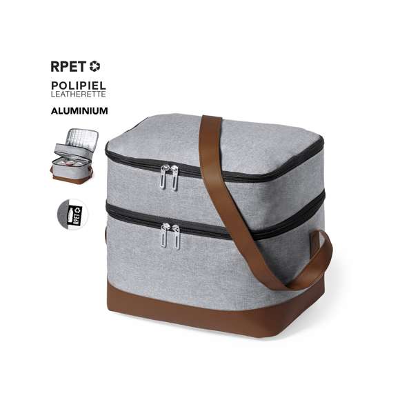 Nevera fabricada en resistente 600D RPET. Acabado en color gris, con base y cinta bandolera de transporte en polipiel marrón. Incluye 2 compartimentos independientes, con cierre de cremallera y tiradores metálicos. Interior isotermo en aluminio y etiqueta exterior con distintivo RPET.El material RPET se elabora a partir de plástico reciclado, para así fomentar la reutilización de residuos plásticos y ayudar a la sostenibilidad del planeta.